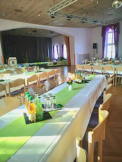 Bestuhlungsvariante mit Tischen